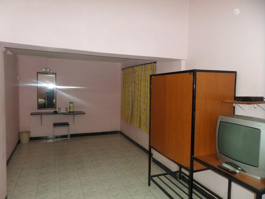 Chalukya Deluxe Hotel Kolhapur Exterior foto